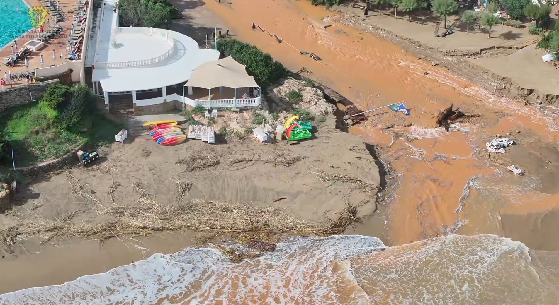 Rescatan a una persona que pasó la noche en su vehículo en Cala Mestella por las lluvias. (Ayuntamiento de Santa Eulària)