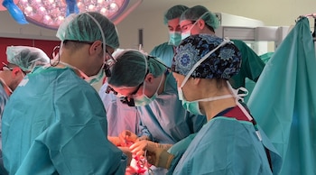 El equipo de Cirugía Plástica del Hospital La Paz de Madrid durante la reconstrucción mamaria con tejido abdominal asistida con robot (Comunidad de Madrid)