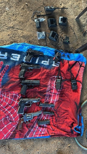 Las autoridades incautaron armas, radios, antenas, chalecos, cartuchos y una agenda con códigos de radiocomunicación durante el operativo en Meta - crédito prensa Ejército Nacional