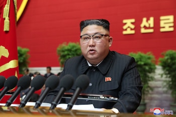 Kim Jong-un habla durante la