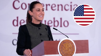Mujer de cabello oscuro con camisa estampada habla en atril con micrófono, escudo nacional mexicano y círculo con bandera de Estados Unidos.