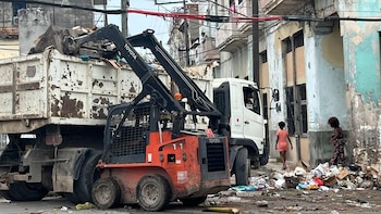 El colapso energético cubano: negocios privados acaparan el gas doméstico y la basura se acumula en La Habana