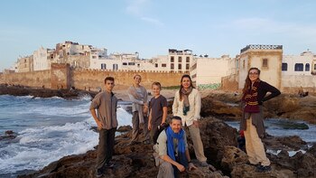 Son seis, viajan juntos alrededor