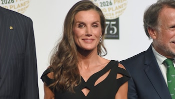 La reina Letizia deslumbra en el Premio Planeta 2026 con un original escote geométrico: su reencuentro con su amiga Sonsoles Ónega