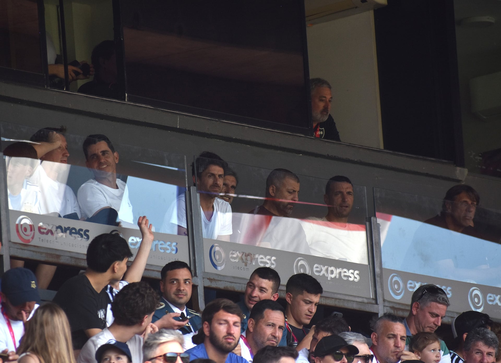 El cuerpo técnico de la selección argentina mayor presente en el Coloso (@Argentina)