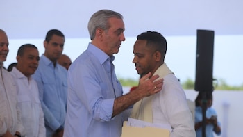 Un acto en Las Gordas se convierte en escenario para destacar liderazgo y ética. El papel de las nuevas generaciones y una obra que marca el futuro dominicano (Foto cortesía Empresa de Generación Eléctrica Dominicana)