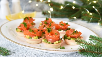 Cinco aperitivos hechos con salmón: