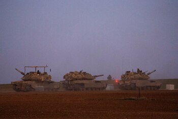 Vehículos blindados israelíes maniobran cerca