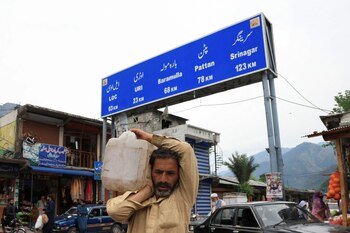 Un hombre lleva un bidón