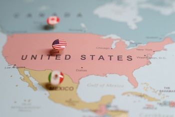 El informe señala que fenómenos como el nearshoring, reshoring y friendshoring están redefiniendo la organización de la producción y el comercio internacional (Imagen: Shutterstock)
