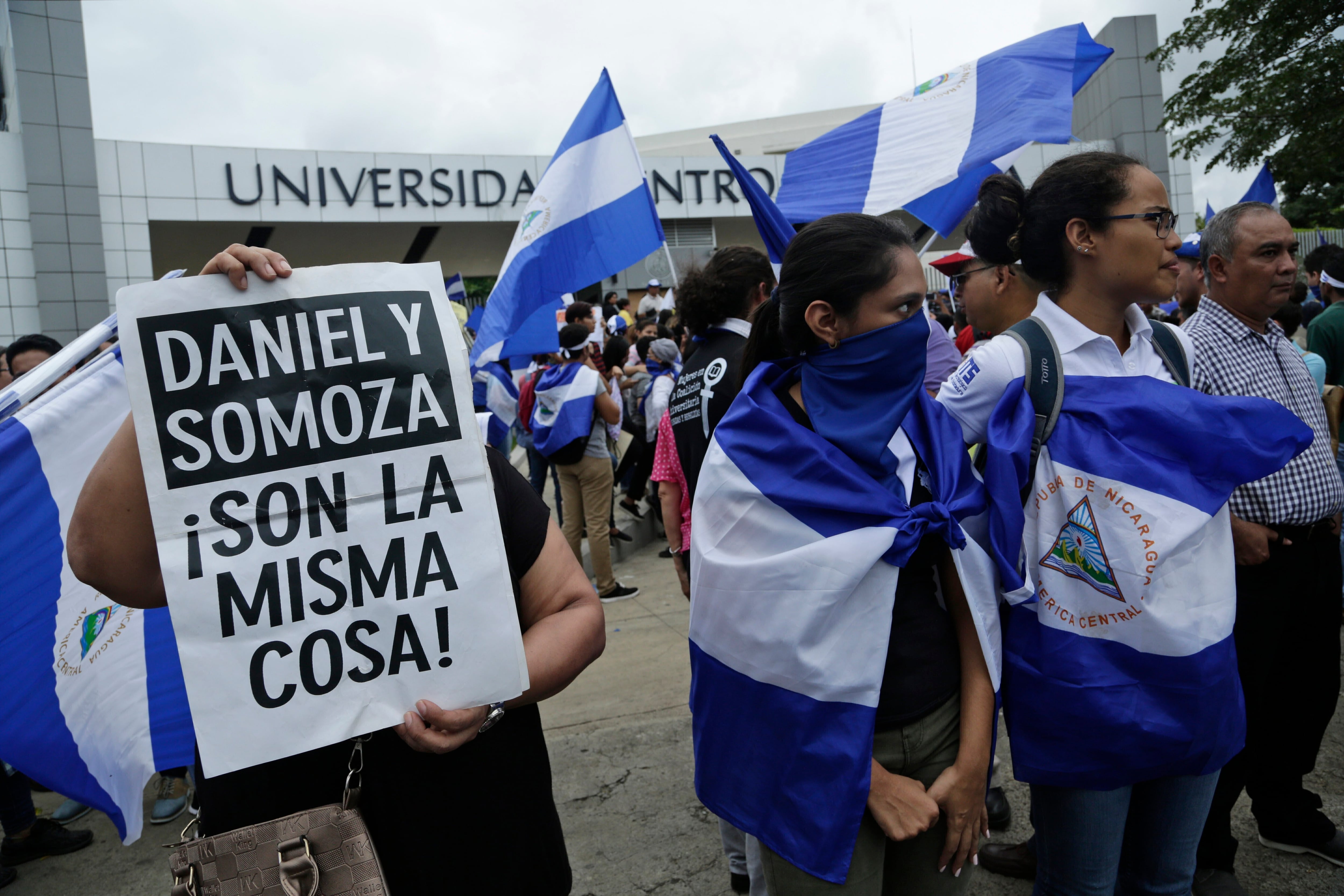 ARCHIVO - Manifestantes protestan fuera de la jesuita Universidad Centroamericana de Nicaragua, UCA, en reclamo del 6% de su presupuesto nacional en Managua, Nicaragua, el 2 de agosto de 2018. El gobierno de Nicaragua ordenó el miércoles 23 de agosto de 2023 el cierre y la expropiación de los bienes de la Asociación Compañía de Jesús una semana después de haber clausurado y confiscado la UCA, de la misma congregación católica. (AP Foto/Arnulfo Franco, Archivo)