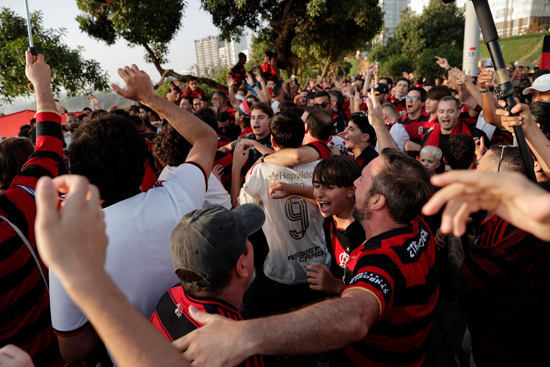 El banderazo congrega a familias y jóvenes en una jornada marcada por la presencia rojinegra junto al mar.