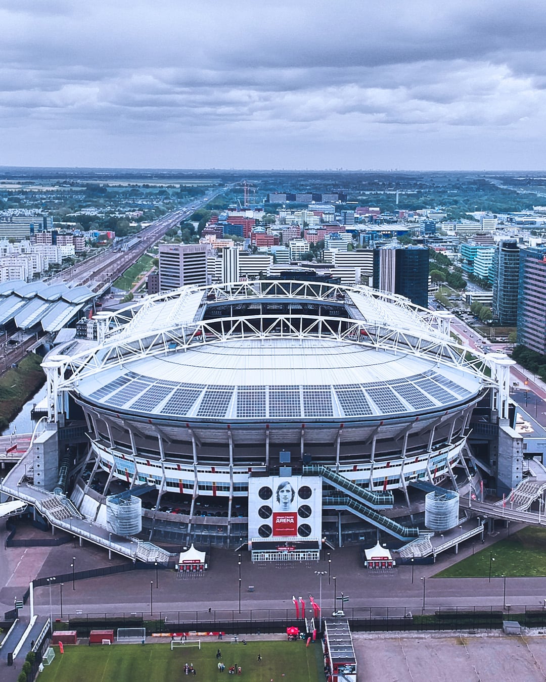 El estadio del Ajax en Ámsterdam utiliza energía solar, calefacción limpia y mobiliario fabricado con materiales renovables.(Instagram /stadiums.de)