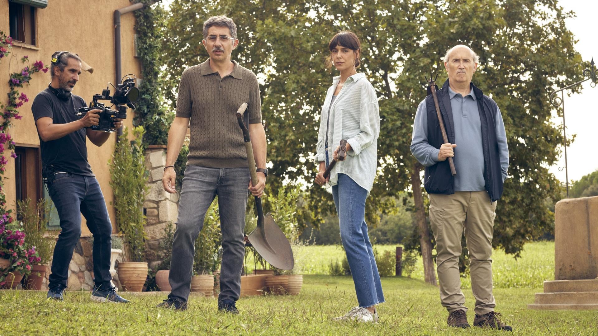 Imagen del rodaje de '5 minutos de más', con Javier Ruiz Caldera a la cámara y Berto Romero, Belén Cuesta y Javier Cámara como protagonistas