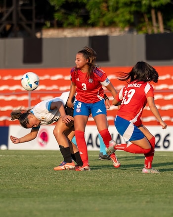 El rival de Colombia venció