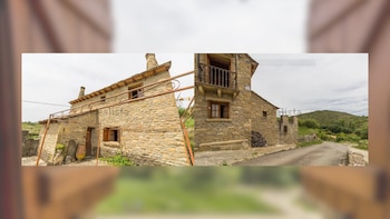 La casa de piedra del siglo XVI que se vende en el Pirineo: con una parcela de 3.000 metros cuadrados y cuesta menos que un piso en Madrid