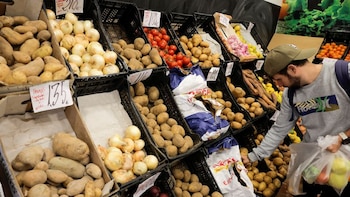 Los trabajadores recortan en comida, calefacción, ocio y ahorro para llegar a fin de mes, pero uno de cada tres sigue teniendo dificultades