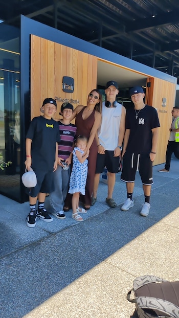 La familia viajó en avión