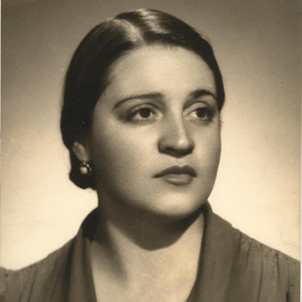 Aurora Reyes, primera muralista mexicana, transformó el arte nacional al abordar temas sociales y de género en sus obras.