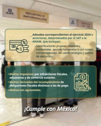 Infografía sobre fondo borroso de una oficina del SAT con listas de adeudos, contribuciones y multas fiscales en México
