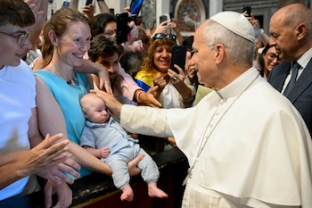 Una imagen de cedida este 5 de agosto por Vatican Media en la que se captó al Papa León XIV (2d), al bendecir a un niño, en la Basílica de San Pedro, Ciudad del Vaticano. EFE/VATICAN MEDIA