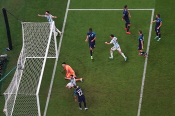 Messi sale a festejar y Julián va directo a buscarlo