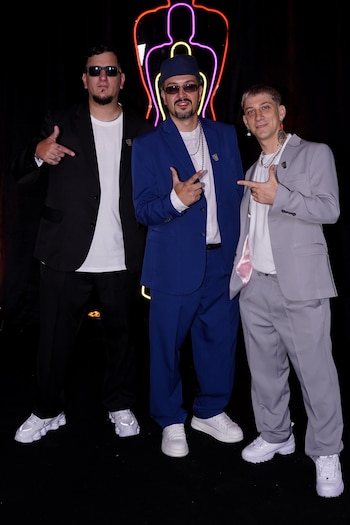 Pinky vistió un traje negro