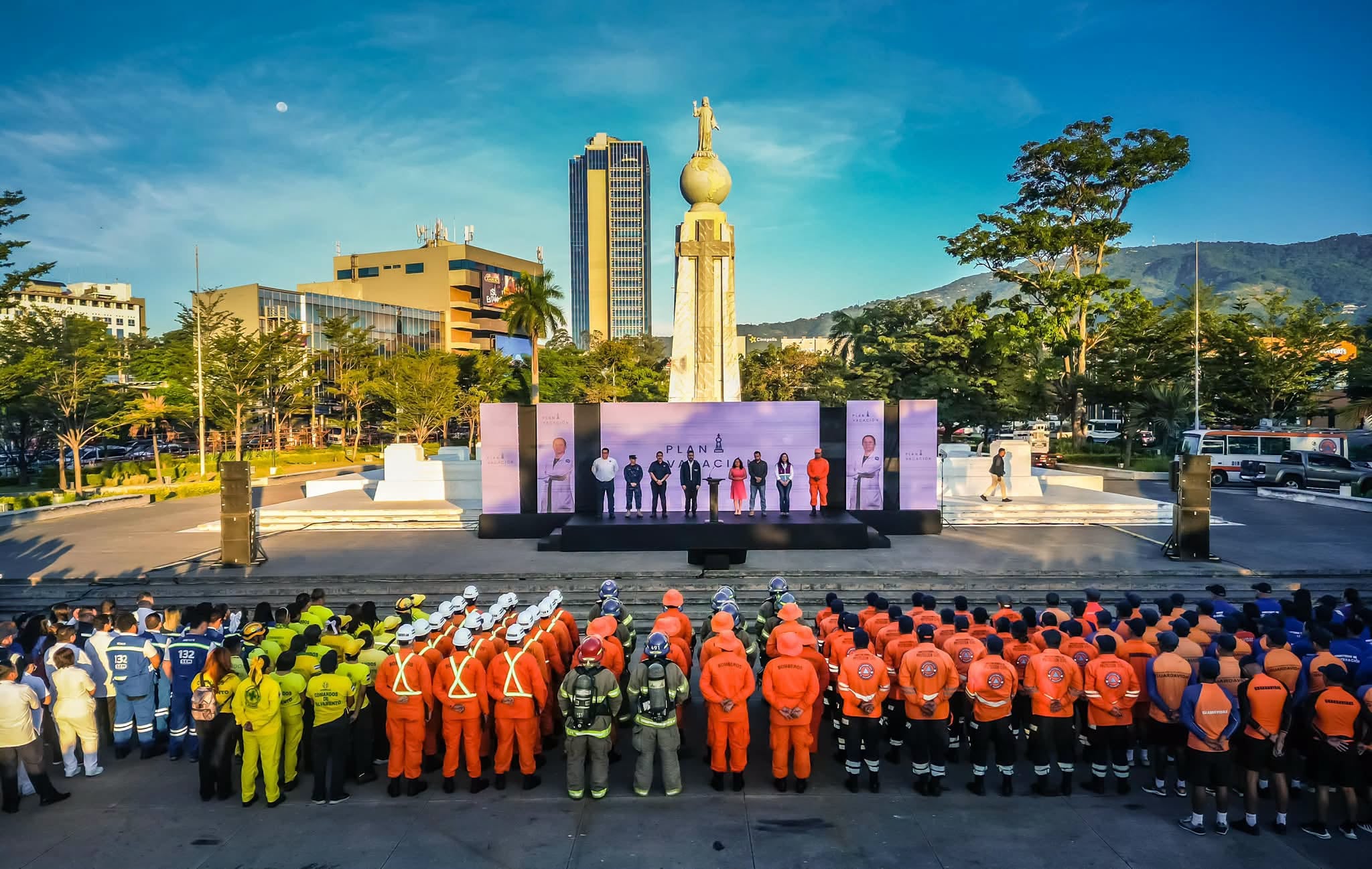Personal de Protección Civil y cuerpos de socorro participan en el lanzamiento del Plan Vacación 2026 frente al monumento al Divino Salvador del Mundo, en San Salvador (Cortesía: Secretaría de Prensa).