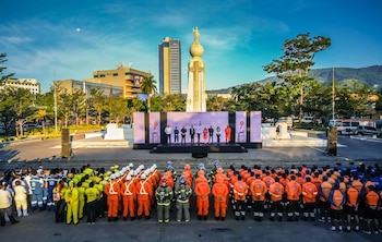 Personal de Protección Civil y cuerpos de socorro participan en el lanzamiento del Plan Vacación 2026 frente al monumento al Divino Salvador del Mundo, en San Salvador (Cortesía: Secretaría de Prensa).