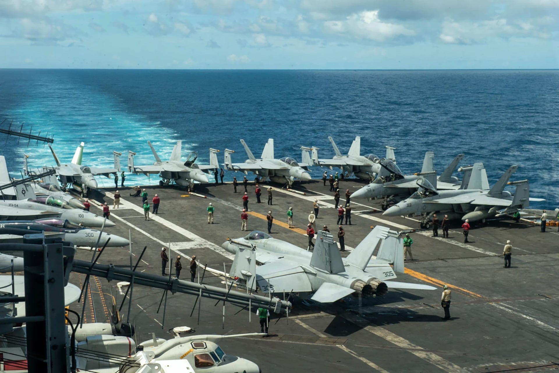 Un accidente durante operaciones de vuelo nocturnas en un portaaviones nuclear dejó a seis tripulantes con atención médica y abrió interrogantes sobre lo ocurrido en cubierta (AP Photo/Bernat Armangue, File)