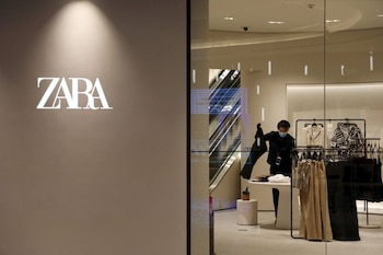 Un trabajador de Inditex con