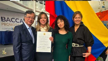 Gustavo Petro y Verónica Alcocer volvieron a posar juntos tras meses de distanciamiento: Antonella los unió con su grado de colegio