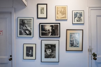 «Todos los autores quieren estar en la pared, pero simplemente señalamos que hay que estar muerto» para figurar en la galería fotográfica de New Directions, dijo Epler. Crédito Vincent Alban para The New York Time