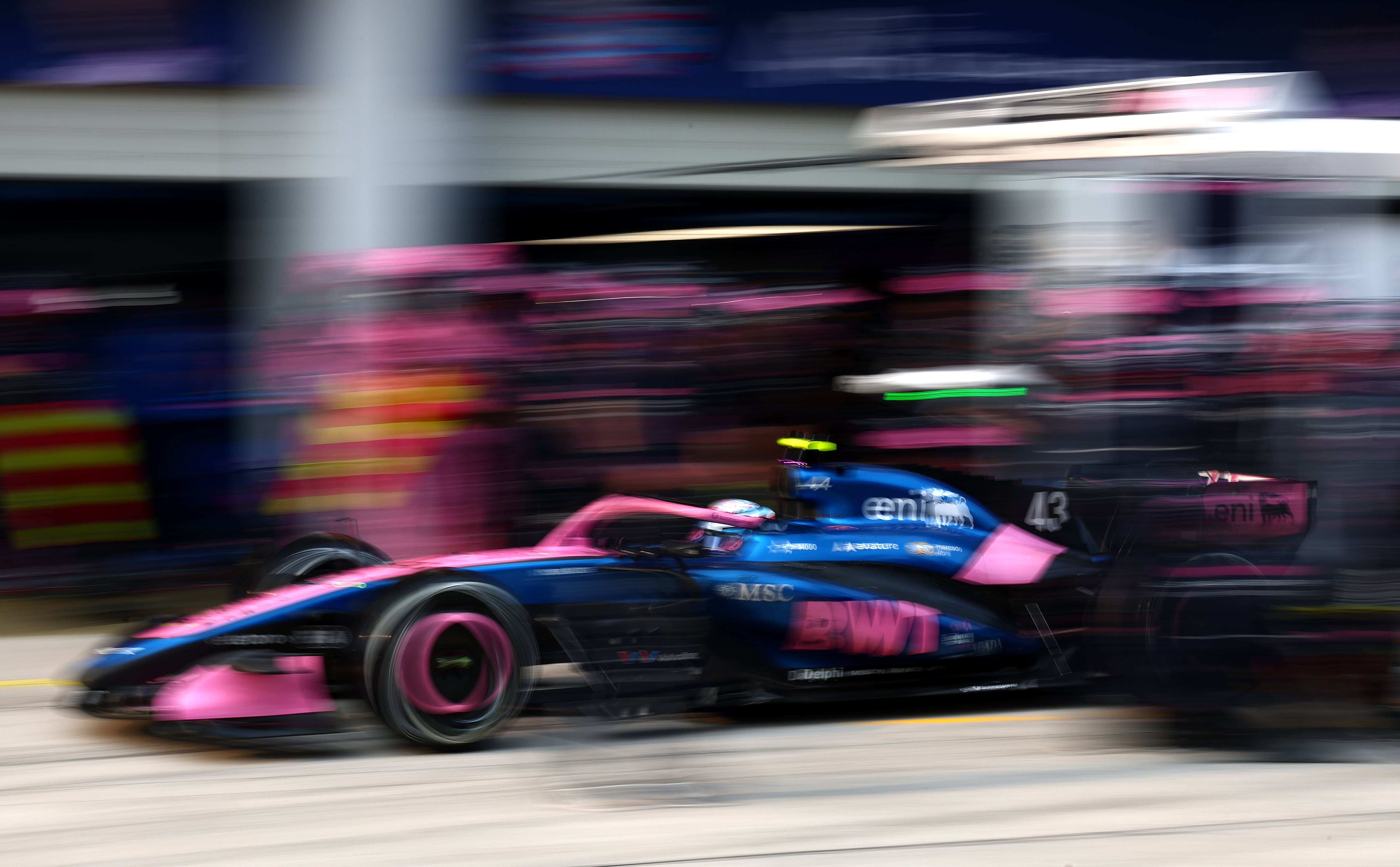Franco Colapinto en una de sus tres paradas en los boxes este domingo. Fue la de los neumáticos duros (Photo by Andy Hone/LAT Images)