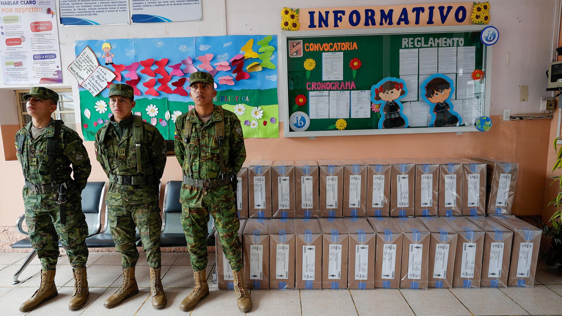 Las FF.AA. están a cargo de la seguridad en los recintos. (EFE)