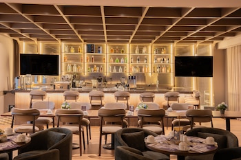 Ágata opera bajo la premisa de que la gastronomía hotelera no tiene que estar confinada al huésped: el restaurante se piensa también como un destino para el comensal local.