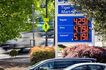 Fotografía de archivo de precios de gaoslina en una estación de servicio en Washington
EFE/EPA/JIM LO SCALZO