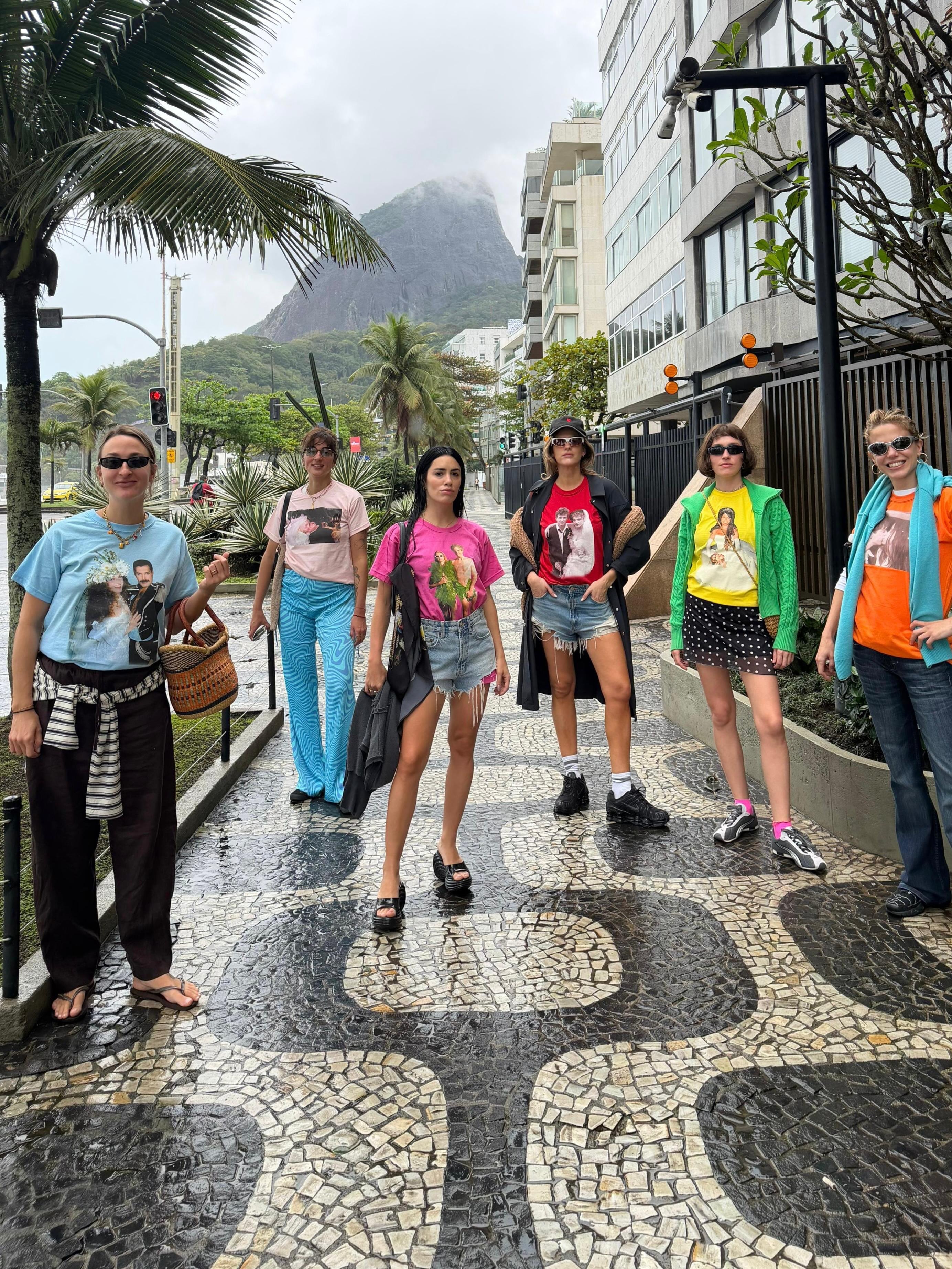 El grupo de amigas de Lali Espósito recorrió las calles de Leblon e Ipanema con remeras personalizadas estampadas con fotos de parejas famosas