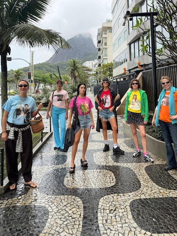 El grupo de amigas de Lali Espósito recorrió las calles de Leblon e Ipanema con remeras personalizadas estampadas con fotos de parejas famosas