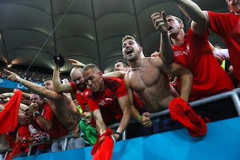 La hinchada Suiza celebra el