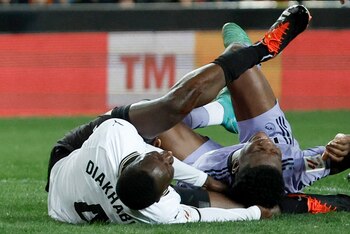 Diakhaby, se lesionó ante su compatriota, el defensa del Real Madrid Aurelien Tchouameni (Efe)