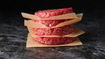 La OCU advierte sobre las hamburguesas del supermercado: “Las ‘burger meat’ pueden llevar sulfitos que mantienen el color de la carne”