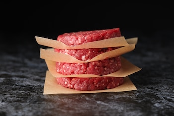 La OCU analiza las hamburguesas disponibles en los supermercados españoles (Magnific)