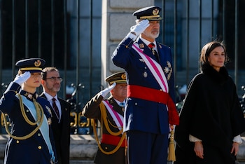 De izquierda a derecha, delante,