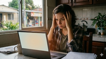 Desconfíe de promesas salariales: claves para evitar fraudes en ofertas de trabajo fuera de El Salvador