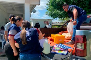 Personal de Cáritas prestando apoyo