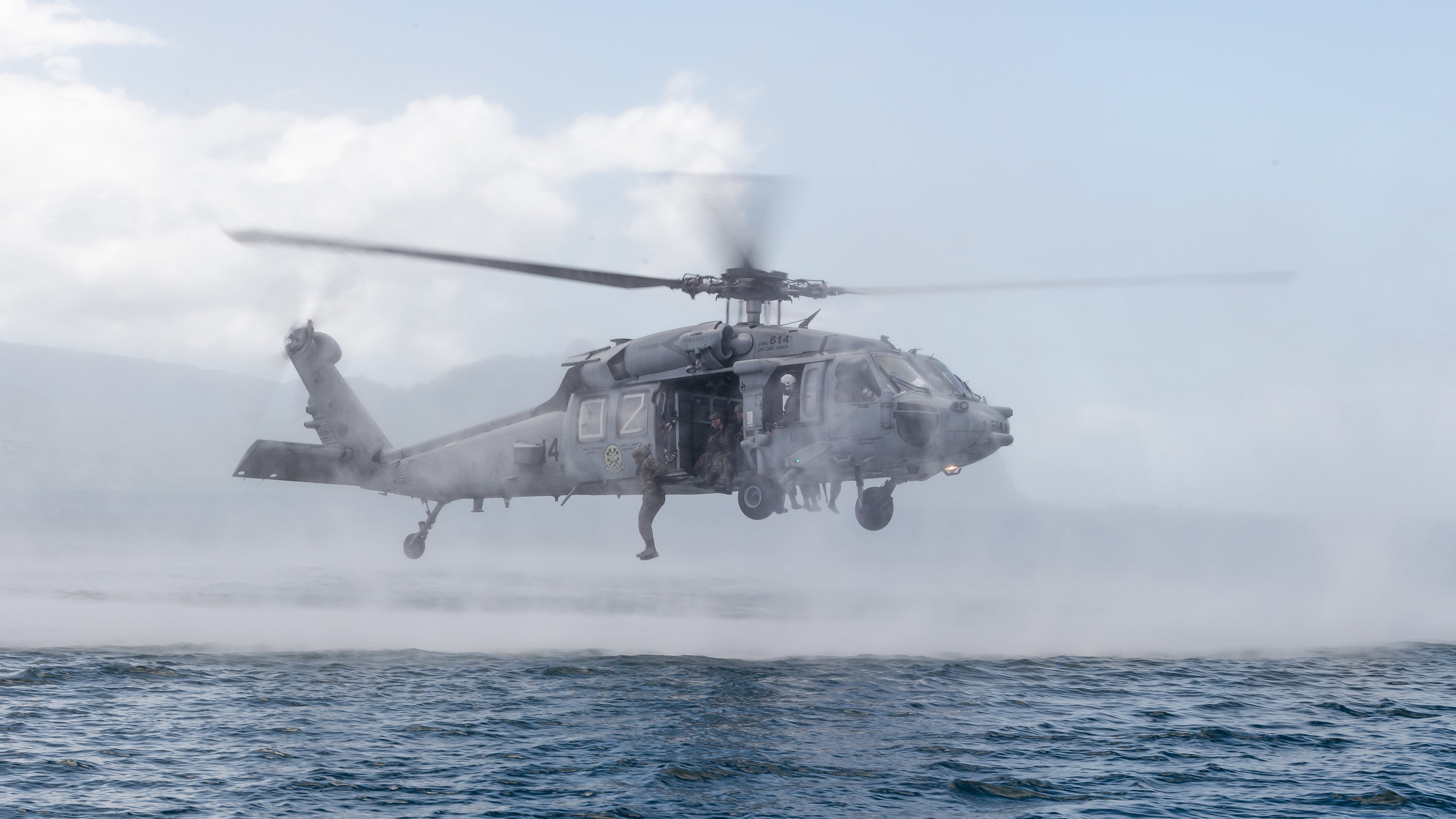 Soldados del Ejército australiano saltan desde un helicóptero MH-60S Sea Hawk de la Marina de EE.UU. durante ejercicios de operaciones con embarcaciones