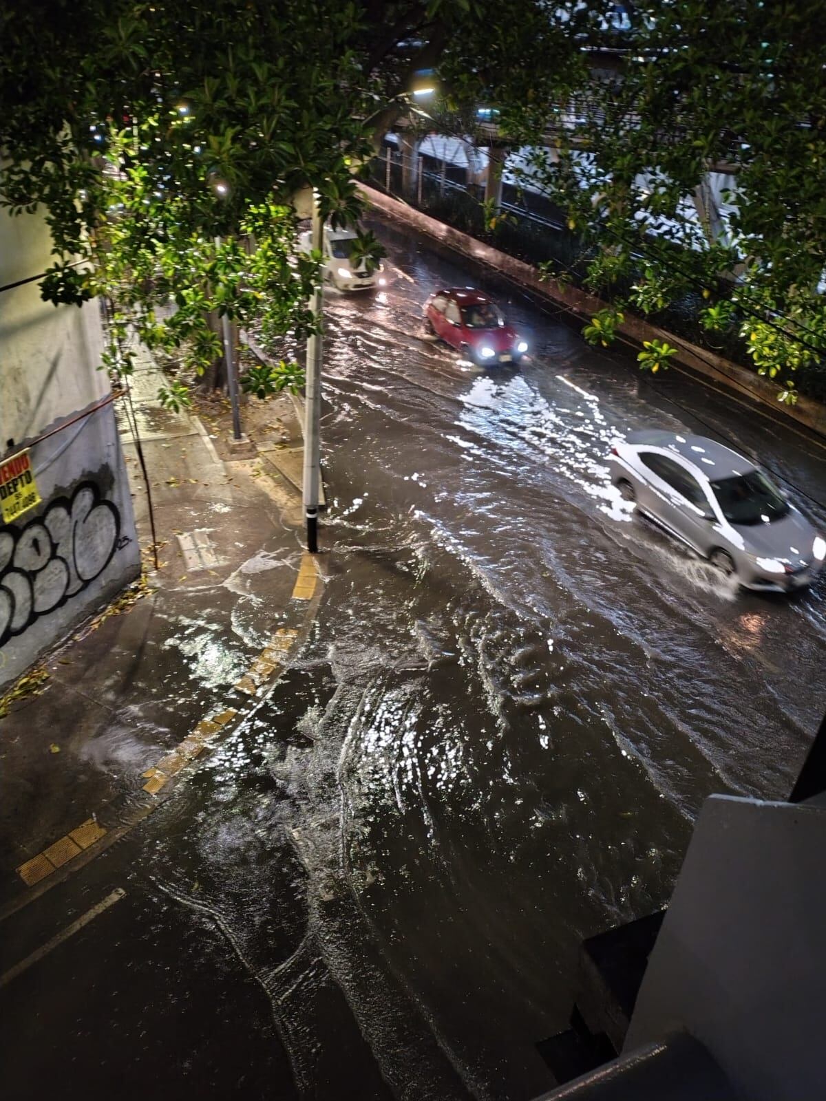 Las lluvias provocaron inundaciones en los alrededores de Metro Coyuya el pasado domingo 29 de junio por la noche. Foto: Omar Martínez/Infobae México.