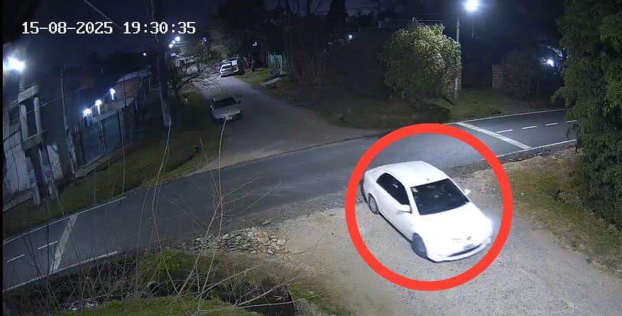 Uno de los tres autos usados por los delincuentes en el robo ocurrido el mes pasado