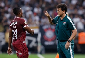 Jhon Arias y Fernando Diniz, técnico de Fluminense. REUTERS/Amanda Perobelli